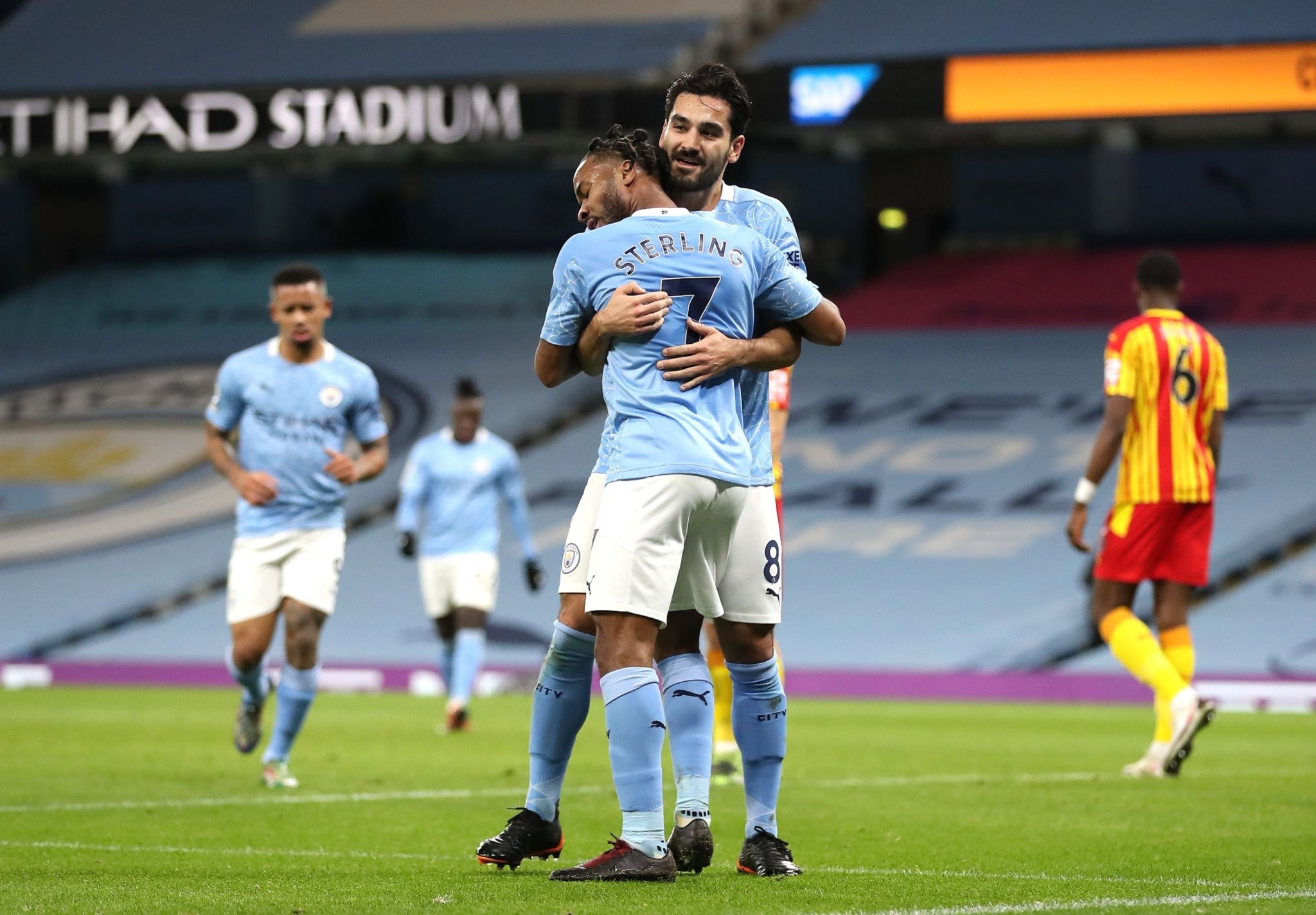 更是对他持 更是对他持